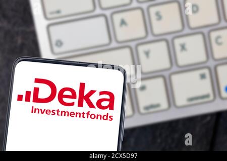 WETZLAR, DEUTSCHLAND, 2019-02-08 DEKA INVESTMENTFONDS LOGO auf einem Smartphone mit Tastatur als Hintergrund Stockfoto