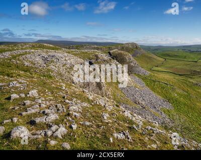 Smearsett Scar ist der höchste Punkt eines super kleinen Kalksteinkamm zwischen Little Staniforth in Ribblesdale und Austwick at Der Fuß von Crummackdal Stockfoto