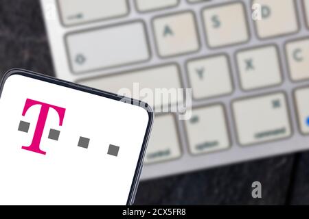 WETZLAR, DEUTSCHLAND, 2019-02-08 T ONLINE Logo auf Smartphone. Die Deutsche Telekom AG ist Europas größtes Telekommunikationsunternehmen Stockfoto