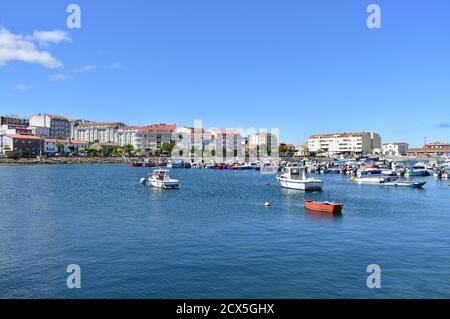 Portosin, Spanien. Juni 30 2020. Hafen- und Küstendorf mit galizischen Fischerbooten, Ruderbooten und Segelbooten im berühmten Rias Baixas in Galicien. Stockfoto