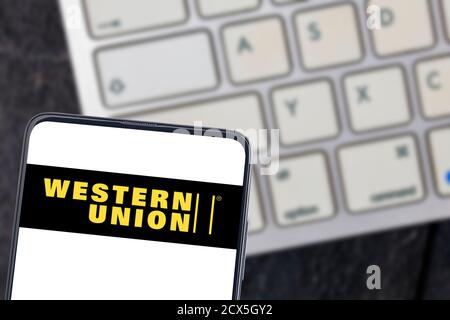 WETZLAR, DEUTSCHLAND, 2019-02-08 WESTERN UNION Logo auf einem Smartphone. Stockfoto