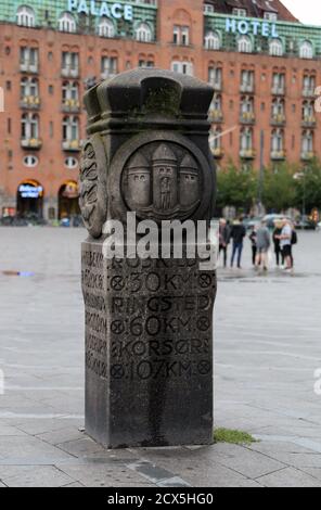 Historische Steinmeilenmarke am Rathausplatz in Kopenhagen Stockfoto