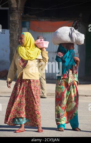 Harari Frauen Verkaufsautomaten in der Straße. Harar, Äthiopien. Dieses Bild enthält kulturell relevantes Material: Harari Frauen tragen traditionelle Kleidung Stockfoto