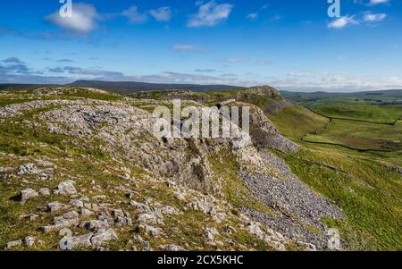 Smearsett Scar ist der höchste Punkt eines super kleinen Kalksteinkamm zwischen Little Staniforth in Ribblesdale und Austwick at Der Fuß von Crummackdal Stockfoto