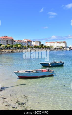 Portosin, Spanien. Juni 30, 2020. Hafen- und Küstendorf mit Ruderbooten und galizischen Fischerbooten an der berühmten Rias Baixas in Galicien Region. Stockfoto
