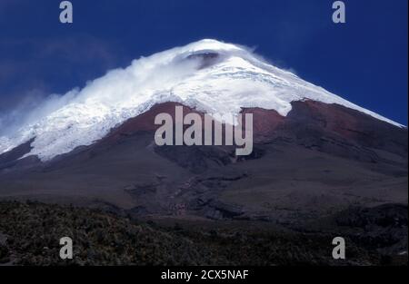 Cotopaxi Vulkan - ein schneebedeckter Gipfel in einem Nationalpark mit dem Namen. Ecuador Stockfoto