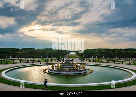 Versailles, Frankreich - 27. August 2019 : Touristen besuchen latona Brunnen und große Perspektive der Versailles Chateau Gärten. Stockfoto