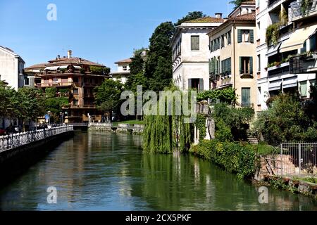 Blick auf die typisch venezianischen Gebäude entlang der Fluss Sile, Riviera Santa Margherita. Weeping Willow Tree. Treviso, Venetien, Italien, Europa. Kopieren Sie Platz. Stockfoto