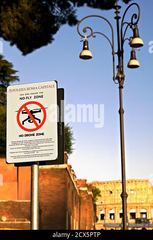 No Drone Zone, No Fly Zone, Warnschild in der zentralen touristischen Gegend von Rom, Italien, Europa Stockfoto