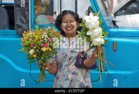 Blumenverkäufer. Rangun. Birma. Thanaka bemaltes Gesicht. Ein deutlich burmesischer kultureller Ausdruck. Myanmar Stockfoto