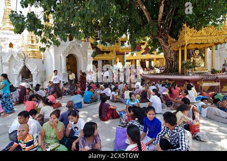 Menschenmassen auf Shwedagon-Pagode, Rangun, Burma. Myanmar Stockfoto