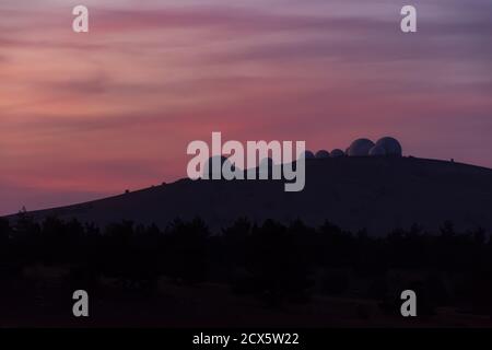 Sonnenuntergang auf AI-Petri mit Blick auf das astronomische Observatorium am 28. September 2019. Schöner Sonnenuntergang in den Bergen von Jalta. Atmosphärisch Stockfoto