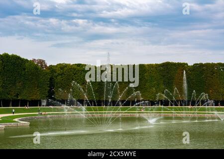 Versailles, Frankreich - 27. August 2019 : Neptunbrunnen in den Gärten des berühmten Schlosses Versailles. Schloss Versailles war ein königliches Schloss und wurde hinzugefügt Stockfoto