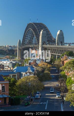 Sydney Harbour Bridge in Sydney, Australien, Blick entlang der Lower Fort Street vom Obervatory Hill in the Rocks. Stockfoto