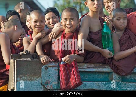 Birmanischen buddhistischen Novizen zusammen auf der Rückseite eines LKW während Wasser Festival feiern, Kalaw, Burma reisen Stockfoto