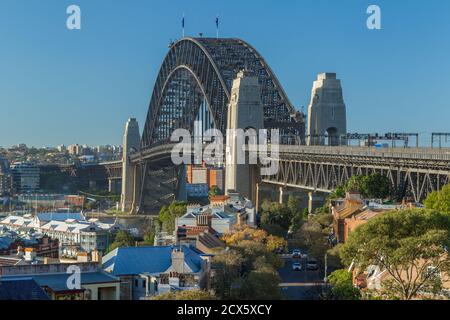 Sydney Harbour Bridge in Sydney, Australien, Blick entlang der Lower Fort Street vom Obervatory Hill in the Rocks. Stockfoto