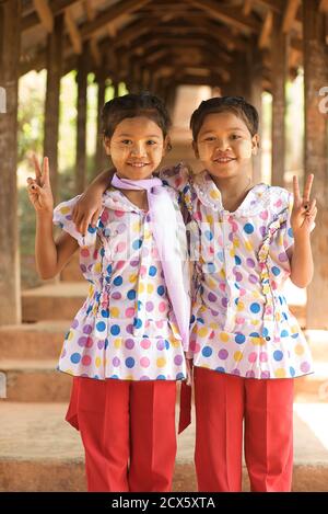 Burmesische Mädchen. Zwillinge. Kalaw, Burma. Myanmar. Thanaka bemalte Gesichter. Ein deutlich burmesischer kultureller Ausdruck Stockfoto