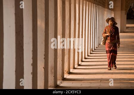 Burmesische Frau auf dem Flur zur Shwezigon Pagode in Bagan. Burma. -Modell veröffentlicht. Stockfoto