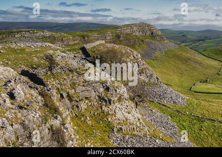 Smearsett Scar ist der höchste Punkt eines super kleinen Kalksteinkamm zwischen Little Staniforth in Ribblesdale und Austwick at Der Fuß von Crummackdal Stockfoto