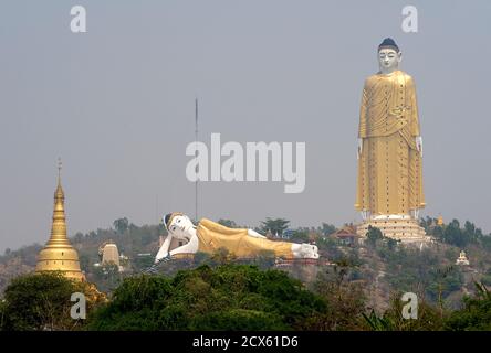 Riesige stehende und liegende Buddhas in Bodhi Tahtaung, Monywa, Burma Stockfoto