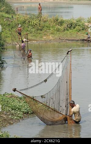 Burmesische Fischer mit Netzen in Teichen an den Ufern des Irrawaddy zwischen Mandlay und Sagaing, Burma. Myanmar Stockfoto