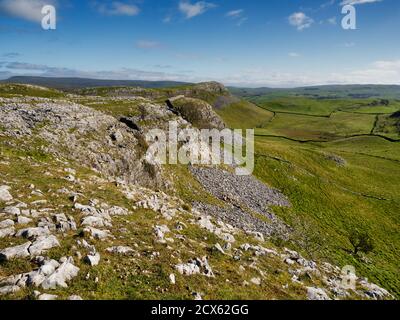 Smearsett Scar ist der höchste Punkt eines super kleinen Kalksteinkamm zwischen Little Staniforth in Ribblesdale und Austwick at Der Fuß von Crummackdal Stockfoto