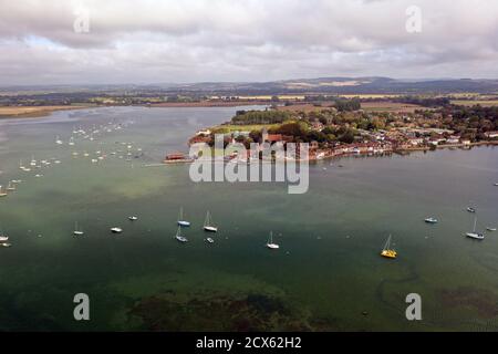 Eine schöne Luftaufnahme des Dorfes Bosham und der Mündung mit Yachten vor Anker. Stockfoto