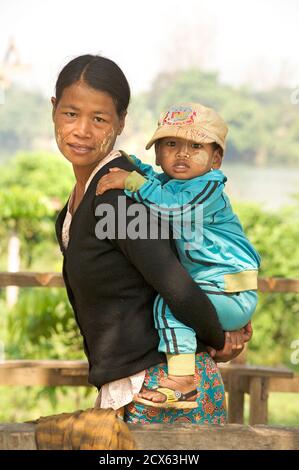 Mutter und Kind in der Nähe von Lashio, Burma Stockfoto