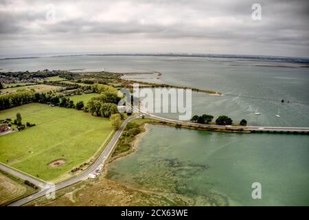 Hayling Island Luftaufnahme der nördlichen Küste von Langstone Harbour und der Straßenbrücke. Stockfoto