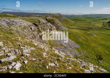 Smearsett Scar ist der höchste Punkt eines super kleinen Kalksteinkamm zwischen Little Staniforth in Ribblesdale und Austwick at Der Fuß von Crummackdal Stockfoto