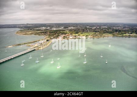 Langstone Hafen Luftbild mit der Straßenbrücke und Yachten im Blick nähert sich Langstone Marina. Stockfoto