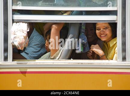 Burmesische Passagiere auf einem Bus. Mandalay, Birma. Myanmar Stockfoto