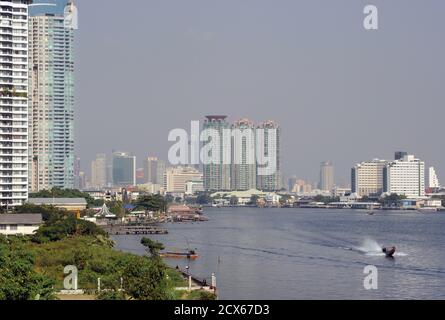 Der Chao Phraya River, Bangkok. Hochhausentwicklung am Horizont sichtbar. Moderne Wolkenkratzer entstanden in den Boom-Jahren der 1990er Jahre. Thailand Stockfoto