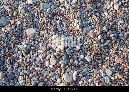 Hintergrund von mehrfarbigen Kieselsteinen am Meeresstrand, Nahaufnahme, horizontale Ausrichtung Stockfoto