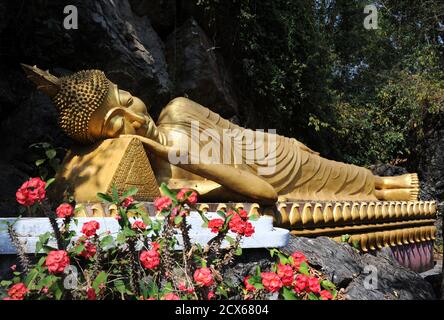 Buddhistische Statue auf dem Berg Phou Si. Luang Prabang, Laos. Liegender Buddha Stockfoto