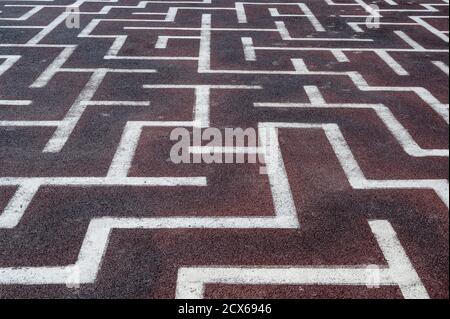 Hintergrund als Labyrinth mit weißer Farbe auf dem Asphalt gemalt, horizontale Ausrichtung Stockfoto