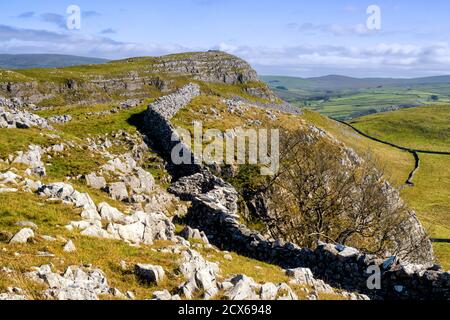 Smearsett Scar ist der höchste Punkt eines super kleinen Kalksteinkamm zwischen Little Staniforth in Ribblesdale und Austwick at Der Fuß von Crummackdal Stockfoto