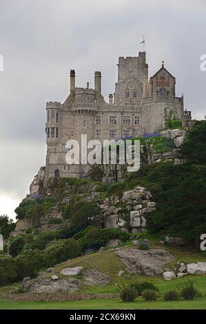 St. Michaels Mount gesehen vom Meer entfernt. Marazion, Cornwall, England Stockfoto