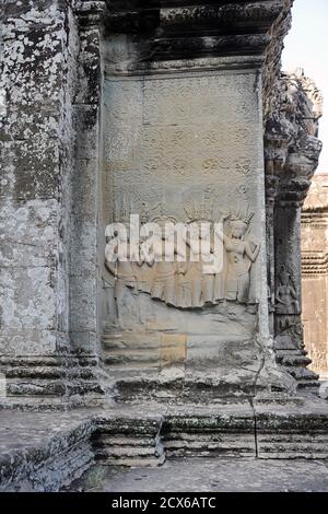 Bas Relief, das Devatas oder weibliche Gottheiten (ähnlich wie Bilder von Apsaras: Himmlische Nymphen) auf den oberen Ebenen von Angkor Wat darstellt. Kambodscha Stockfoto