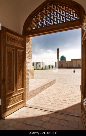 Blick vom Eingang des Barak Khan Madrasah aus dem 16. Jahrhundert, Khast Imam Platz, Taschkent, Usbekistan Stockfoto