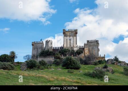 Schloss in gutem Zustand, auf der Spitze des Hügels mit einem blauen Himmel und weißen Wolken Stockfoto