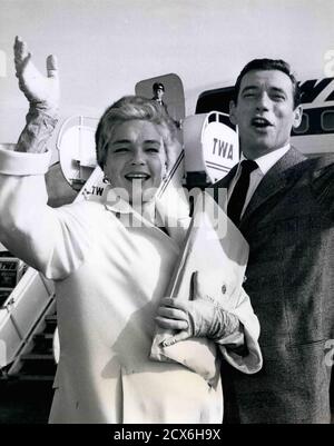 6. Nov. 1959 - New York, New York, US - N.Y. Französische Schauspieler und Paare, SIMONE SIGNORET, Left, und YVES MONTAND verlassen den New York International Airport mit einem TWA Jet für ihre erste Reise nach Hollywood. Signoret wird sich mit Filmproduzenten über ihren nächsten Film beraten und Montand wird in seiner One man Show auftreten. (Bild: © Keystone Press Agency/Keystone USA via ZUMAPRESS.com) Stockfoto