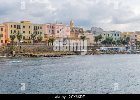 Civitavecchia, Italien - 30. Oktober 2019: Pirgo Strand und die Küstenstraße Thaon De Revel mit seinen Wohngebäuden, Kirche der Heiligen Japaner Stockfoto