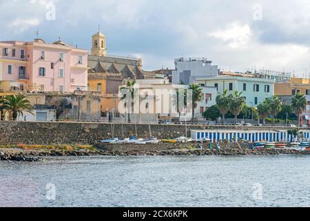 Civitavecchia, Italien - 30. Oktober 2019: Pirgo Strand und die Küstenstraße Thaon De Revel mit seinen Wohngebäuden, Kirche der Heiligen Japaner Stockfoto