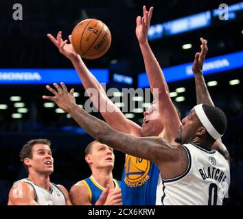 Brooklyn Nets Center Andray Blatche 0 Fahrt In Den Korb Vorbei An Washington Wizards Point Guard John Wall 2 Wahrend Der Ersten Halfte Ihres Vorsaison Spiels Gespielt Im Verizon Center In Washington D C