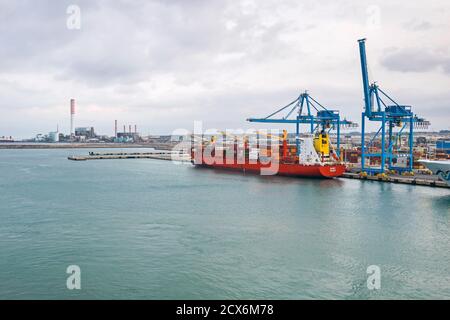 Civitavecchia, Italien - 30. Oktober 2019: Containerschiff Barry Majuro lädt Container mit Schienenkranen im Hafen von Civitavecchia Stockfoto