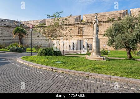 Civitavecchia, Italien - 30. Oktober 2019: Mittelalterliche Festung Fort Michelangelo mit der Statue des Heiligen Fermina, der schutzpatron der Stadt, und spc Stockfoto