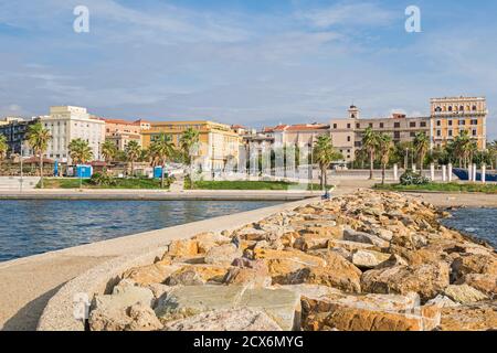 Civitavecchia, Italien, 28. Mai 2016: Eine Ansicht von Civitavecchia, einem großen Kreuzfahrt- und Fährhafen, auch bekannt als "Hafen von Rom', einen Strand und die Coa Stockfoto