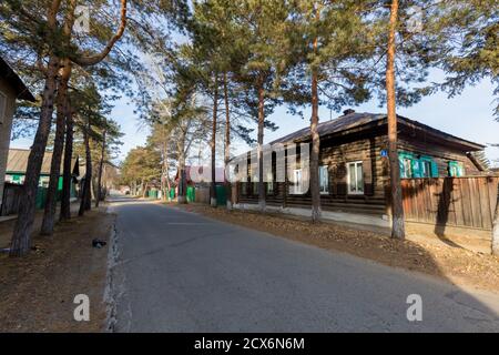 Ein altes einstöckiges Holzhaus mit geschnitzten Fensterläden im russischen Stil. Stockfoto