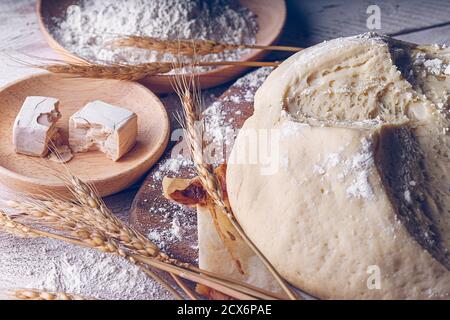 Fermentiertes Brot mit Ähren aus Weizen, Mehl und Hefe. Traditionelles gastronomisches Konzept Stockfoto